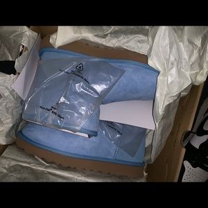 NEW UGG LOW BOOTS WOMANS 8 SEND OFFERS